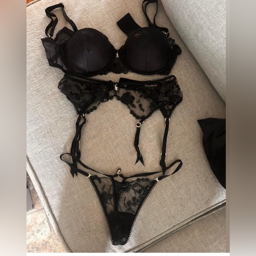34 DD/E bra, small suspender, small thong. Never wore this set